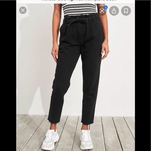 Hollister Ultra high rise mom jeans 🎁